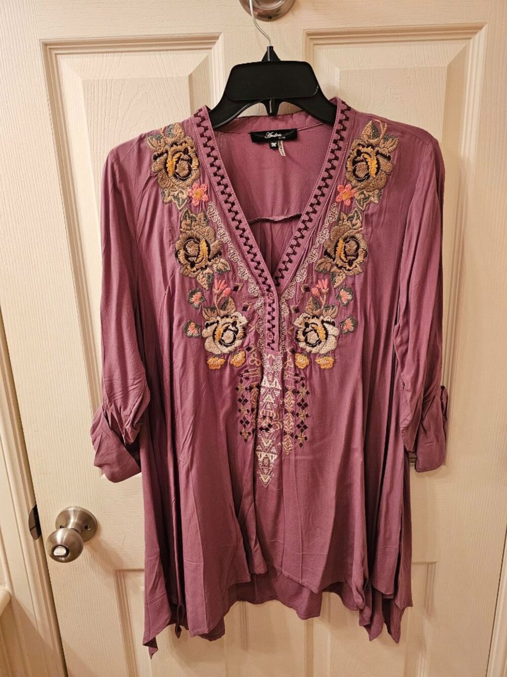 NWOT Andree Medium Tunic Blouse w / Floral Detail
